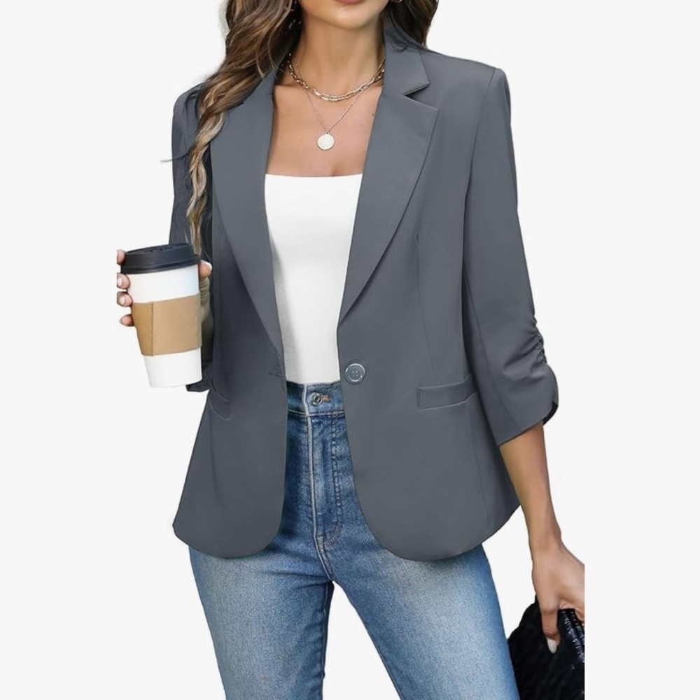 Gray Blazer with Notched Lapels and Tailored Silhouette
